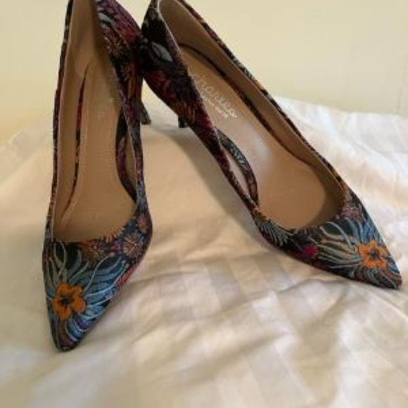 Black tapestry pumps 6.5M like new - Picture 5 of 5